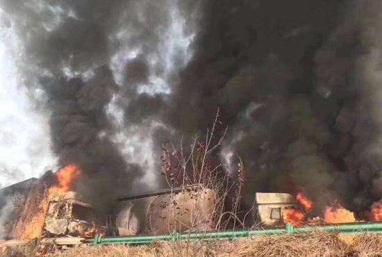 FOTO: ZOGLENELI AVTOMOBILI Verižno trčenje na avtocesti, 18 mrtvih, kriva je bila megla