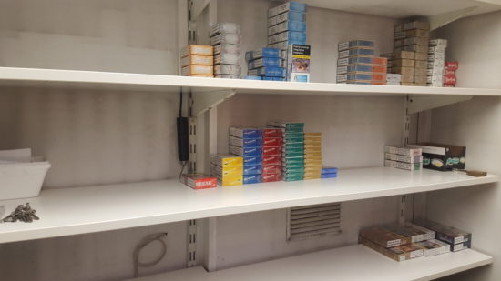 KAJ PA ROBA? Takšne so police v trafiki že več kot mesec dni