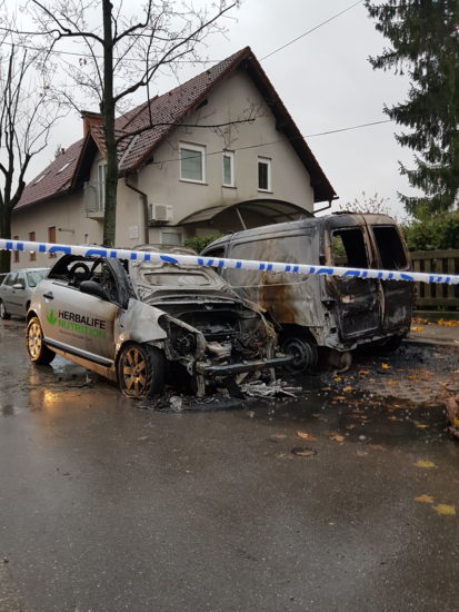 FOTO: KAJ SE SPET DOGAJA V MARIBORU? Policija je na prizorišču, vozili sta zagoreli