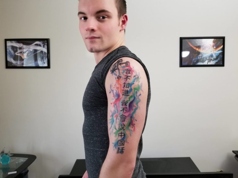 Na roko si je vtetoviral kitajske pismenke, njihov prevod pa vsakega nasmeji