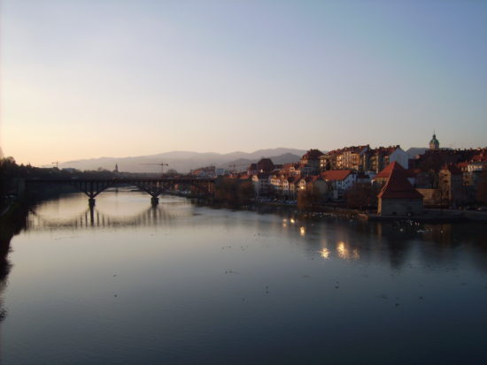 Oseba padla v Dravo, sinoči preiskali 800 metrov pod gladino