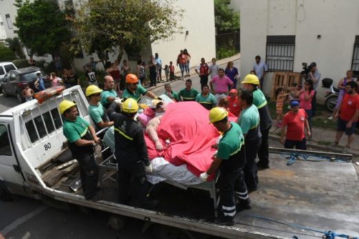 MORALI PORUŠITI ZID Iz hiše odnesli 490-kilogramsko žensko