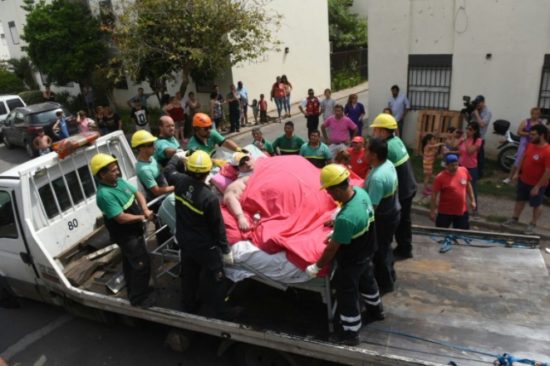 MORALI PORUŠITI ZID Iz hiše odnesli 490-kilogramsko žensko