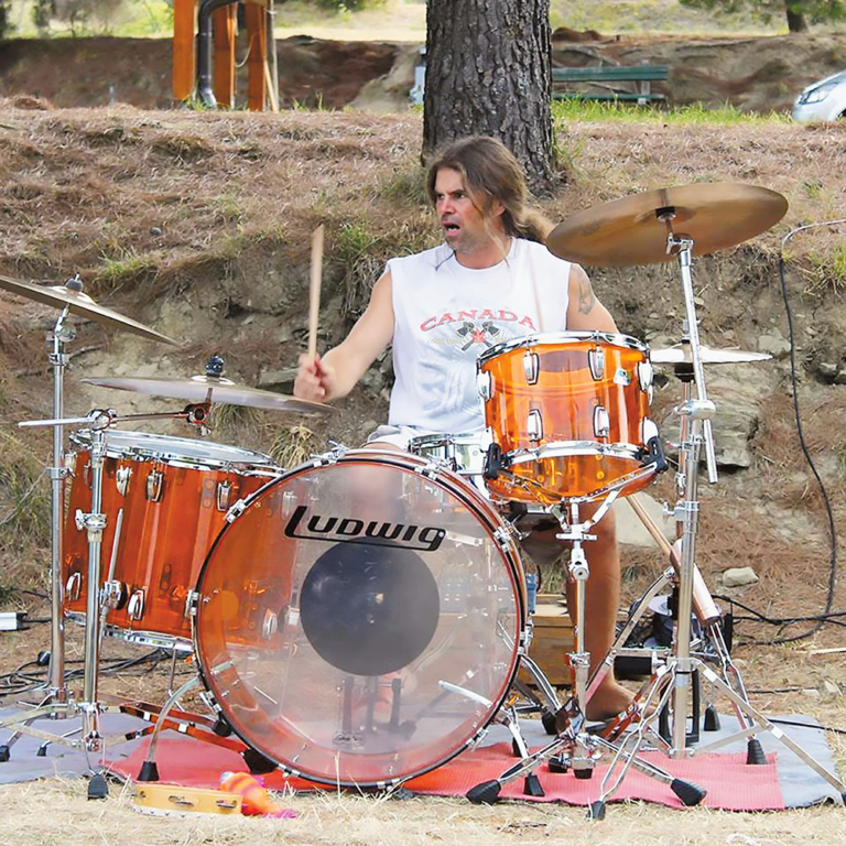 VELIK, A SKROMEN VIRTUOZ IZ KOPRA Bobnar, ki igra in vadi kar na cesti!