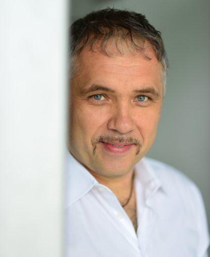 Strokovnjak za govorico telesa razkriva: Tako prevzamemo nadzor nad ljudmi okoli nas