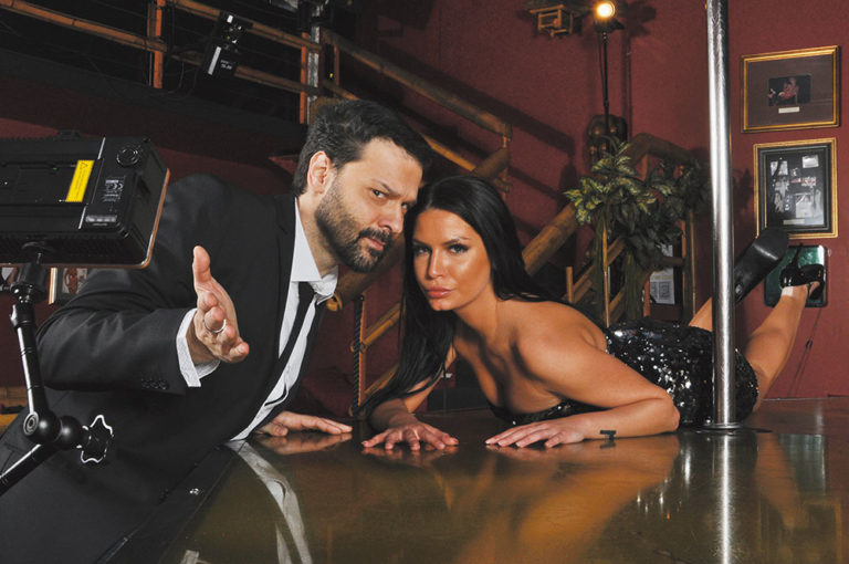 PROVOKATIVNO »S seksom provociram zaspano Slovenijo«