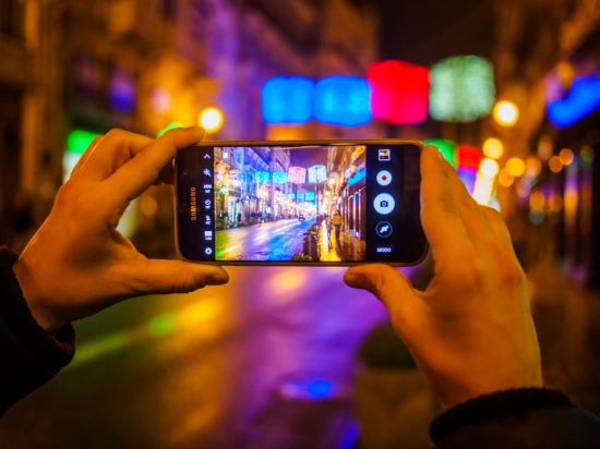 Samsung v reklami naravnost osmešil Apple