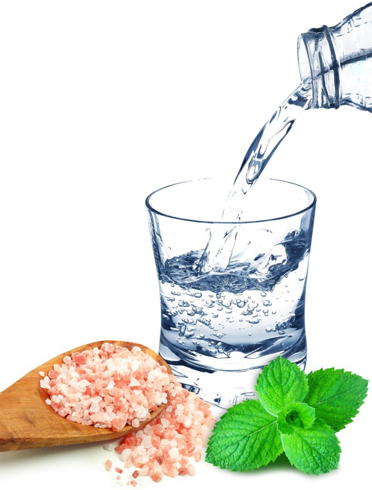 Vsako jutro kozarec slane tople vode – deluje čudežno