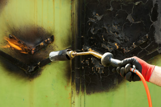 Grozljivka na delovnem mestu: v delavca električni udar