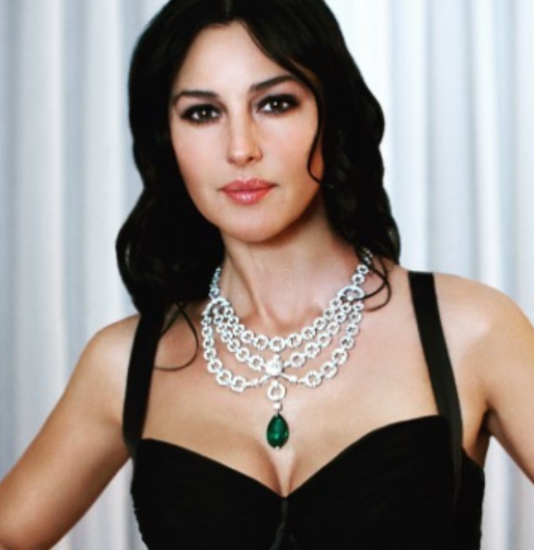 GOLA MONICA BELLUCCI Kar sama objavila svojo slečeno fotografijo!