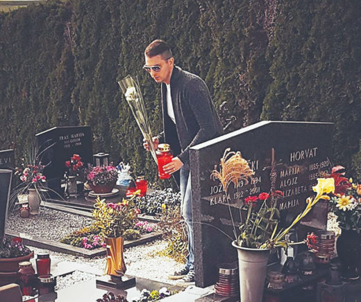 PAPARAC UJEL DAMJANA MURKA Na grobu svoje največje oboževalke
