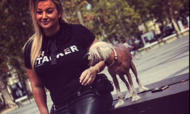 Žena 6Pack Čukurja pomaga mlademu jadralcu