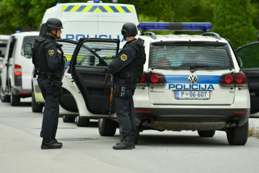 Oborožen bežal pred policisti
