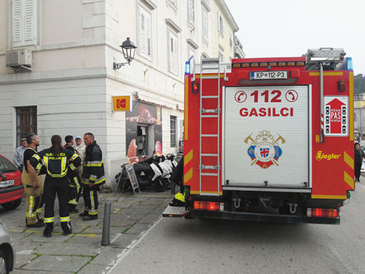 Tvegal življenje, da je iz požara rešil muco