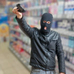 Solkanci trepetajo: na delu je oboroženi ropar!