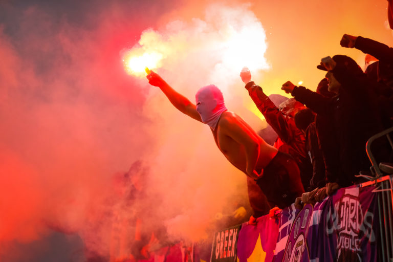 Policija razkrila zakulisje tekme Maribor – Olimpija: Navijač z glavo tolkel po steklu, drugi kazal rit, proti tretjemu uporabili plinski razpršilec IN ŠE VEČ!