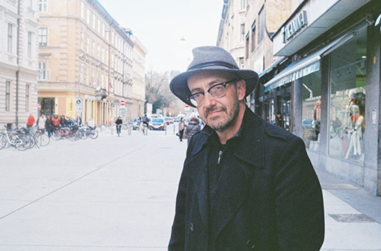 Življenjska stiska priznanega pesnika