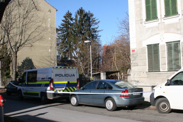 BRUTALEN UMOR V MARIBORU Znane podrobnosti: 75-letnik večkrat z nožem zabodel 45-letnika in ga iz stanovanja odvlekel na dvorišče