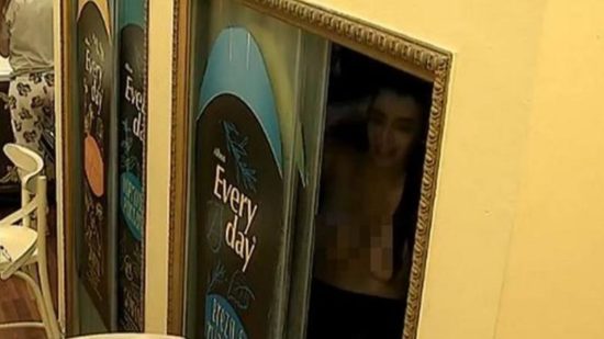 VIDEO: SRBI JI PRAVIJO NIMFOMANKA Naša starleta najprej zadovoljila Črnogorca, potem je šla gola v kabino še drugem