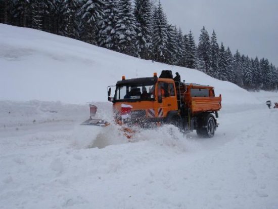 ŠOK MALO PRED POLNOČJO Plužil cesto, zgrmel po pobočju