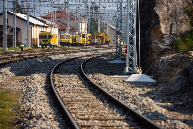 POLICIJA PREISKUJE SMRT NA POSTAJI LITOSTROJ Mladenič umrl na mestu nesreče