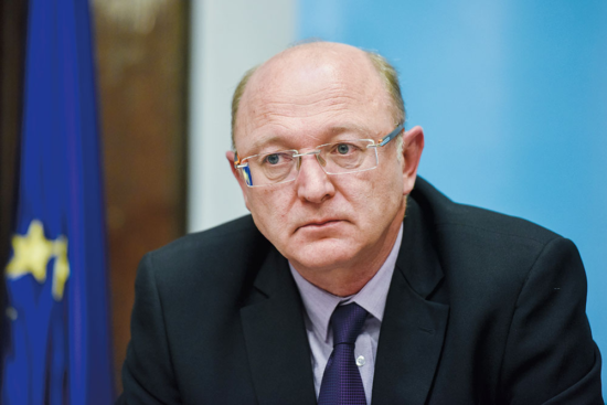 IZ TISKANE IZDAJE Lekarne z zdravili kar na črno in brez računov