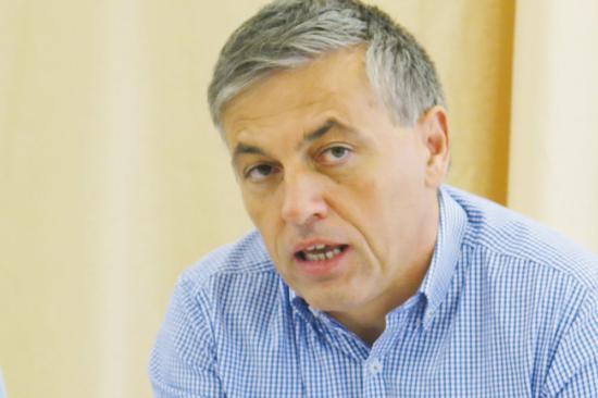 IZ TISKANE IZDAJE: RAVNATELJ SLUŽI S PREVOZI? Malo potni stroški, malo pa »prevozi«