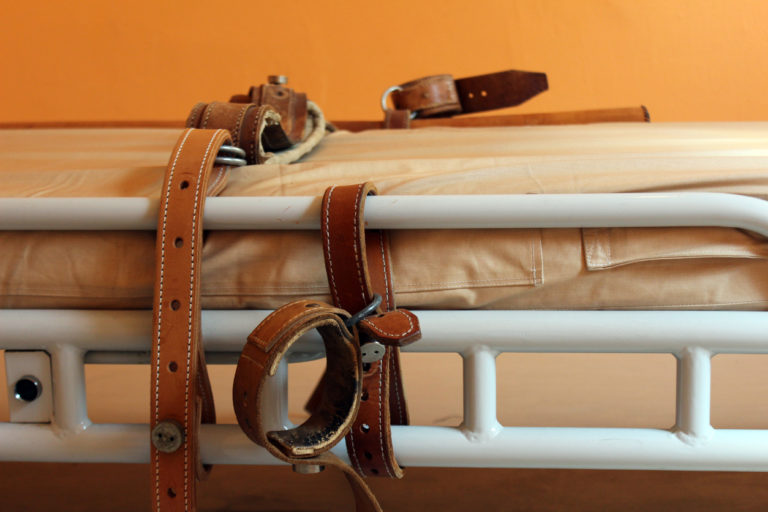 AGRESIVEN IN PERVERZEN DO GOSTOV HOTELA Slovenec umrl v hrvaškem rešilcu