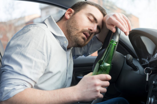 “AKUTNO PIJAN” Voznik, ki se je zaletel v drevo, imel v organizmu kar 4,23 promila alkohola
