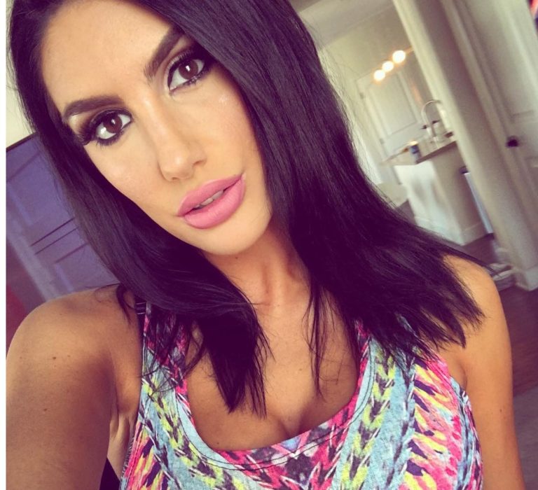 Samomor igralke erotičnih filmov zaradi spletnega nasilja