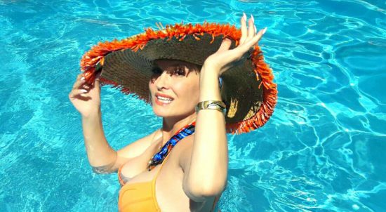 FOTO Vau, ste videli noge Helene Blagne na božični čestitki?