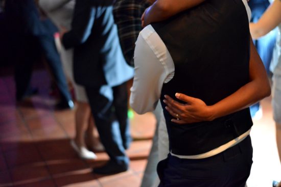 Povečanje števila okuženih, vse zaradi malomarnosti na eni poroki