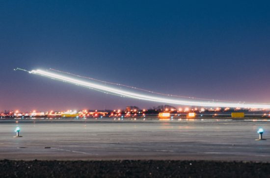 Zakaj ni dobro jesti na letalu