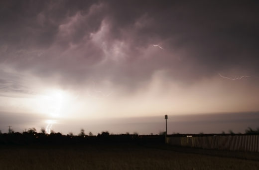NEURJE PRINESLO ZEMELJSKE PLAZOVE NA VZHODU DRŽAVE Umrlo 26 ljudi, še 23 pa jih pogrešajo