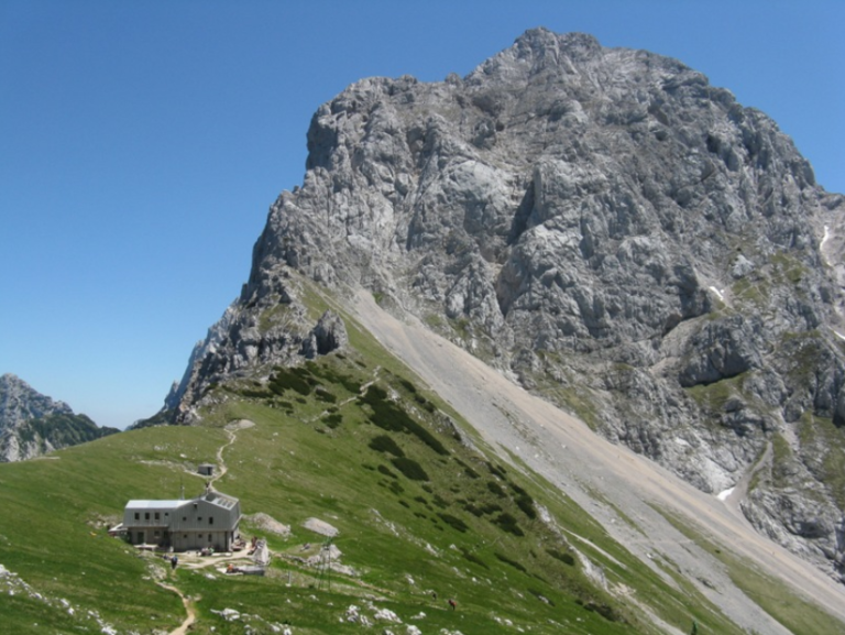 Kolesarja padla v grapo, rešili so ju šele gorski reševalci