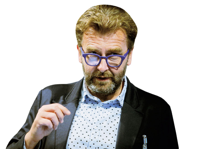 Fižolček Marko Crnkovič, preden se je oprijel Večera, ki mu daje kruh, o Večeru: “Večer ni “steber”, Večer je trhla fižolovka”