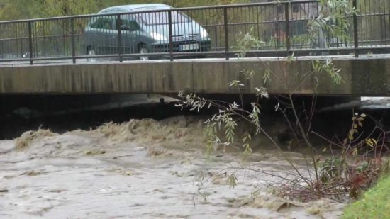 REKA MEŽA NARASLA Ženska padla v deročo reko
