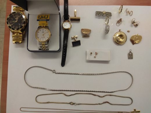 FOTO Zasežen nakit in denar, policija išče lastnika