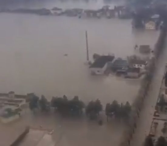 APOKALIPTIČNE RAZMERE Ljudi so pozvali, naj hiše zapuščajo le v nujnih primerih!