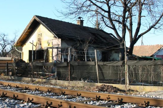 EKSKLUZIVNE FOTOGRAFIJE: POŽAR V STANOVANJSKI HIŠI Moškega odpeljali s pogorišča
