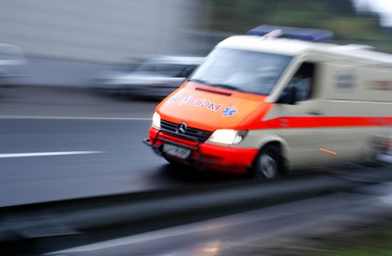 Umrl 58-letni moški: Traktor se je prevrnil in ga stisnil ob drevo – poškodbe so bile prehude …