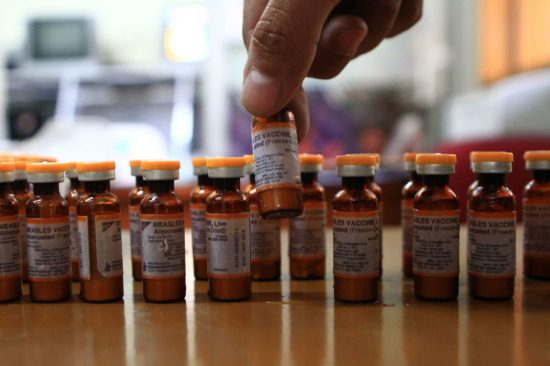 PANIKA V SLOVENIJI Starš, okužen z ošpicami, pripeljal otroka na pregled. Prvi primer oslovskega kašlja