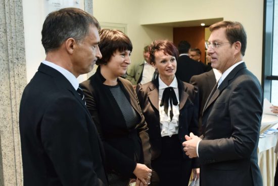 IZ TISKANE IZDAJE: ŠKANDALOZNO Spomladi služba za 11 tisočakov, za praznike povišanje na 15.500 evrov