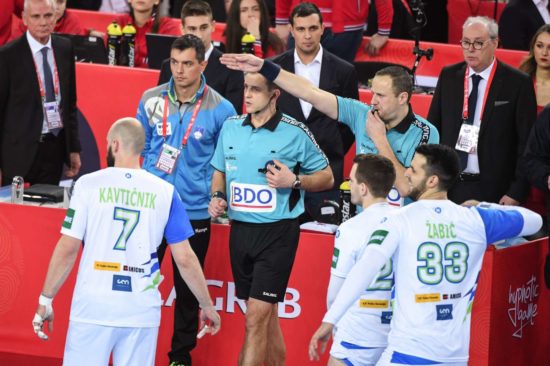 OGLEJTE SI ENO NAJVEČJIH KRAJ V ZGODOVINI ROKOMETA Slovenci po sodniški burleski brez zmage nad Nemci