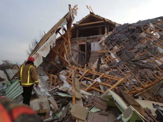 FOTO: EKSPLOZIJA V KRANJU POKOPALA ŽENSKO Družina ostala brez strehe nad glavo, prosi za pomoč