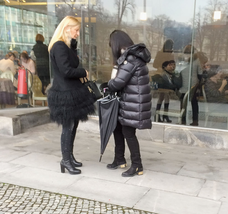 IZ TISKANE IZDAJE: MLADOST JE PA ŽE DAVNO ODŠLA Babica Janković v bleščicah in perju