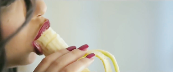 IZ TISKANE IZDAJE: Absurd! Ker je na seksi način jedla banano, gre za dve leti v zapor