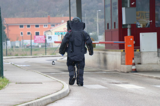 Prihajajo bombni tehniki Specialne enote Policije: ni bila božična voščilnica ampak …