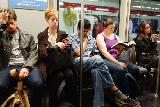 Kako se znebiti nadležnega sogovornika na javnem prevozu?