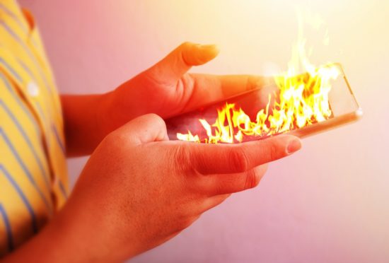 Eksplozija baterije v iPhonu je poškodovala sedem ljudi